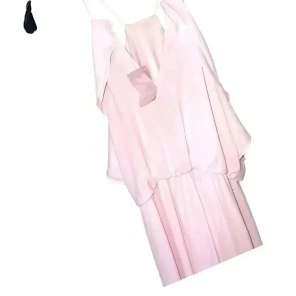 Beautiful Flowy Light Summer Dress in Pale Pink - Picture 7 of 8